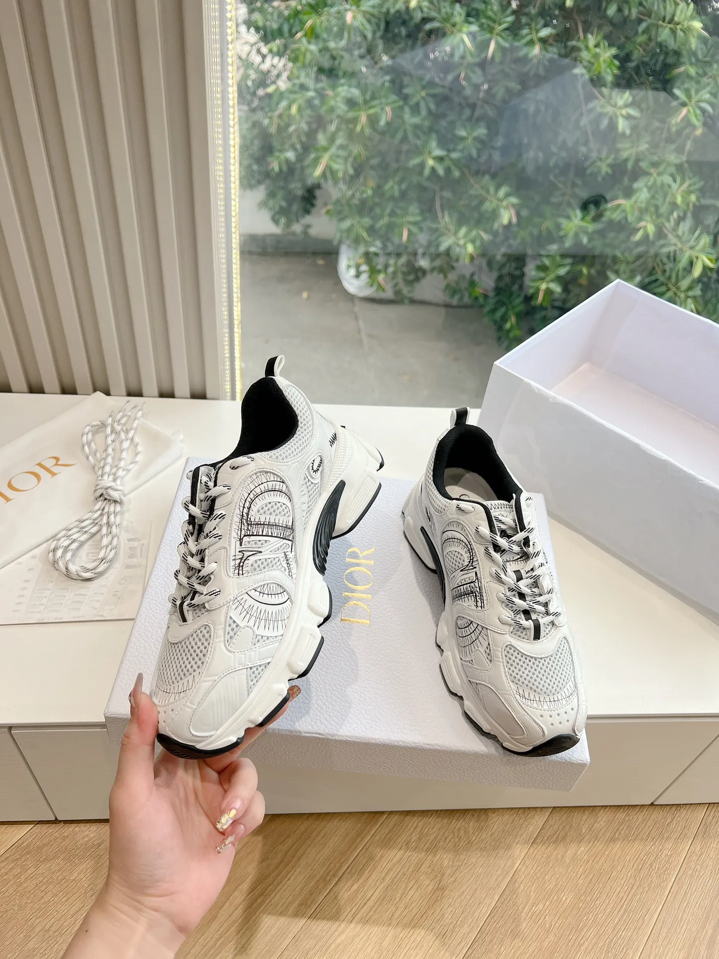 👟👟Ex-factory price 640👟👟 (Top version) Dior Chrono series sports shoes Purchased and developed in Taikoo Hui for RMB 18,200. This Dior chrono sports shoe continues the timeless silhouette and is carefully made of mesh, so it will be particularly comfortable on the feet. It is decorated with CD special craftsmanship logo to enhance the style. The lightweight style is matched with the "Christian Dior" logo thin sole, suitable for all seasons, and can be matched with all kinds of casual looks to add a finishing touch. Classic and super durable. Upper: cowhide stitching. Original molded outsole. Size: 35-41. Full set of counter synchronized gift box 💝 packaging